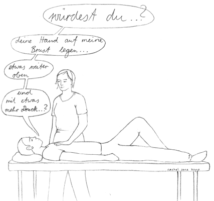 eine Person liegt auf der Massageliege und wird von einer anderen Person achtsam berührt